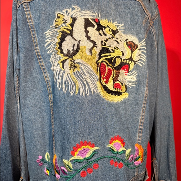Signature Eight Denim Jacket with Tiger and Bird Los Angeles Embroidered Design - Picture 6 of 10